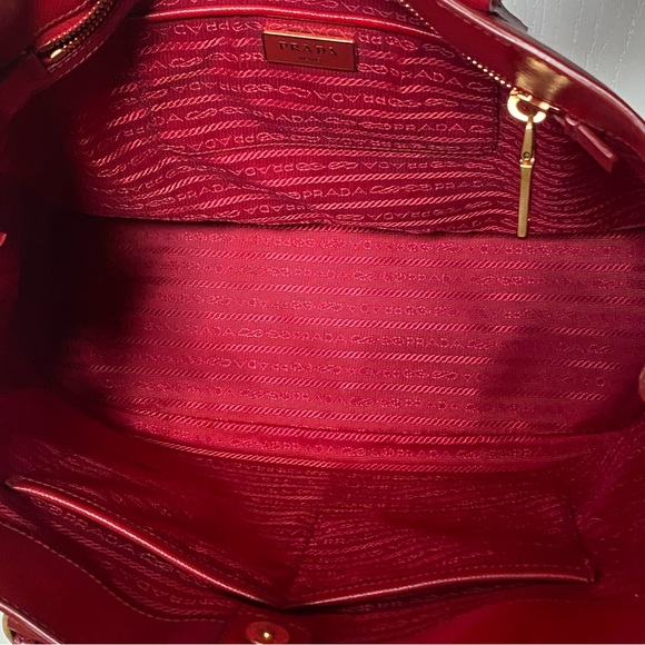 🍒PRADA🍒 Gardener saffiano vernice rosso cherry red gold patent large tote bag - Picture 15 of 16